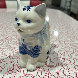 Delft Blue handpainted kitty creamer made in Holland.